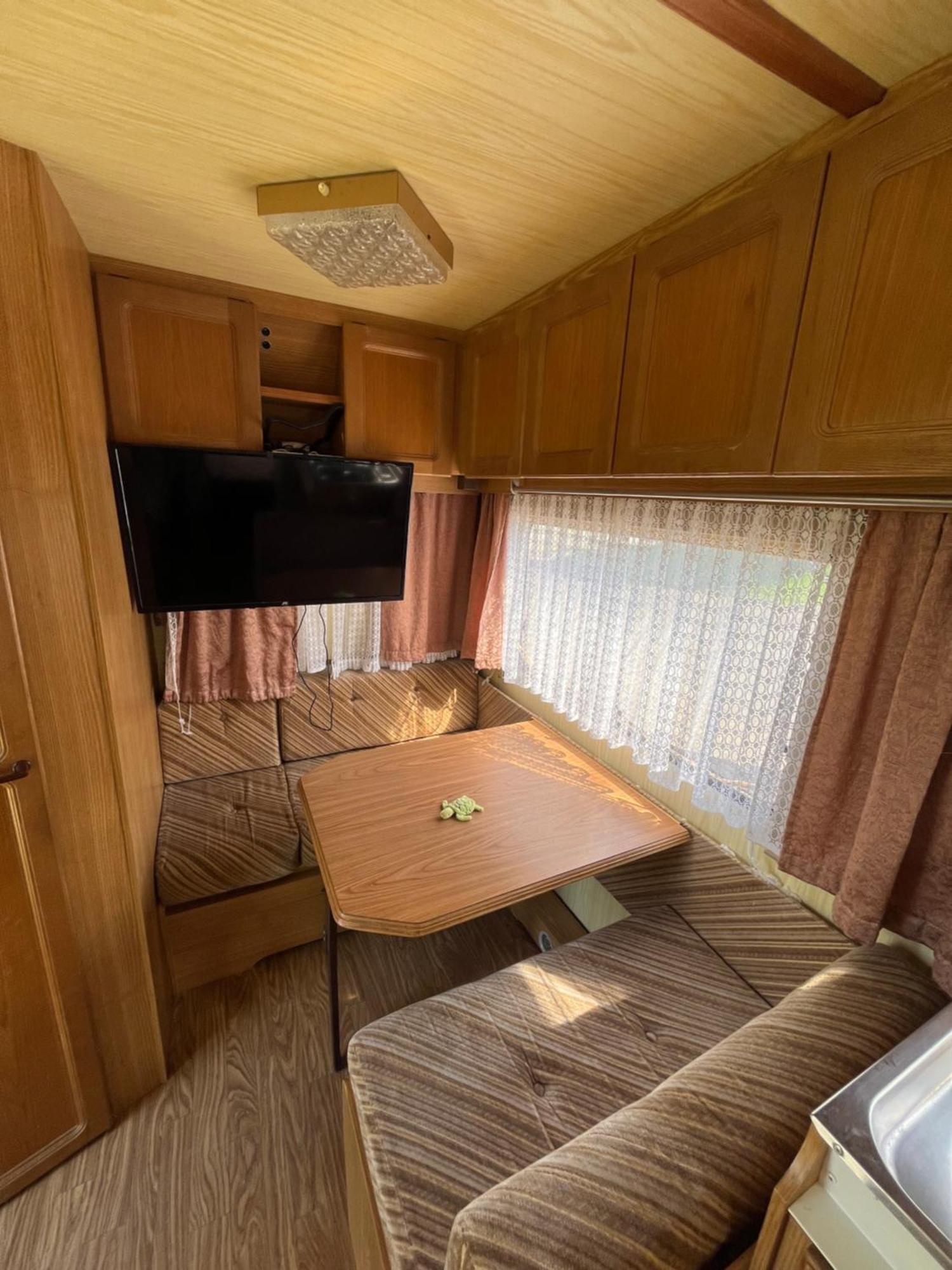 Karavan Тахов Екстериор снимка